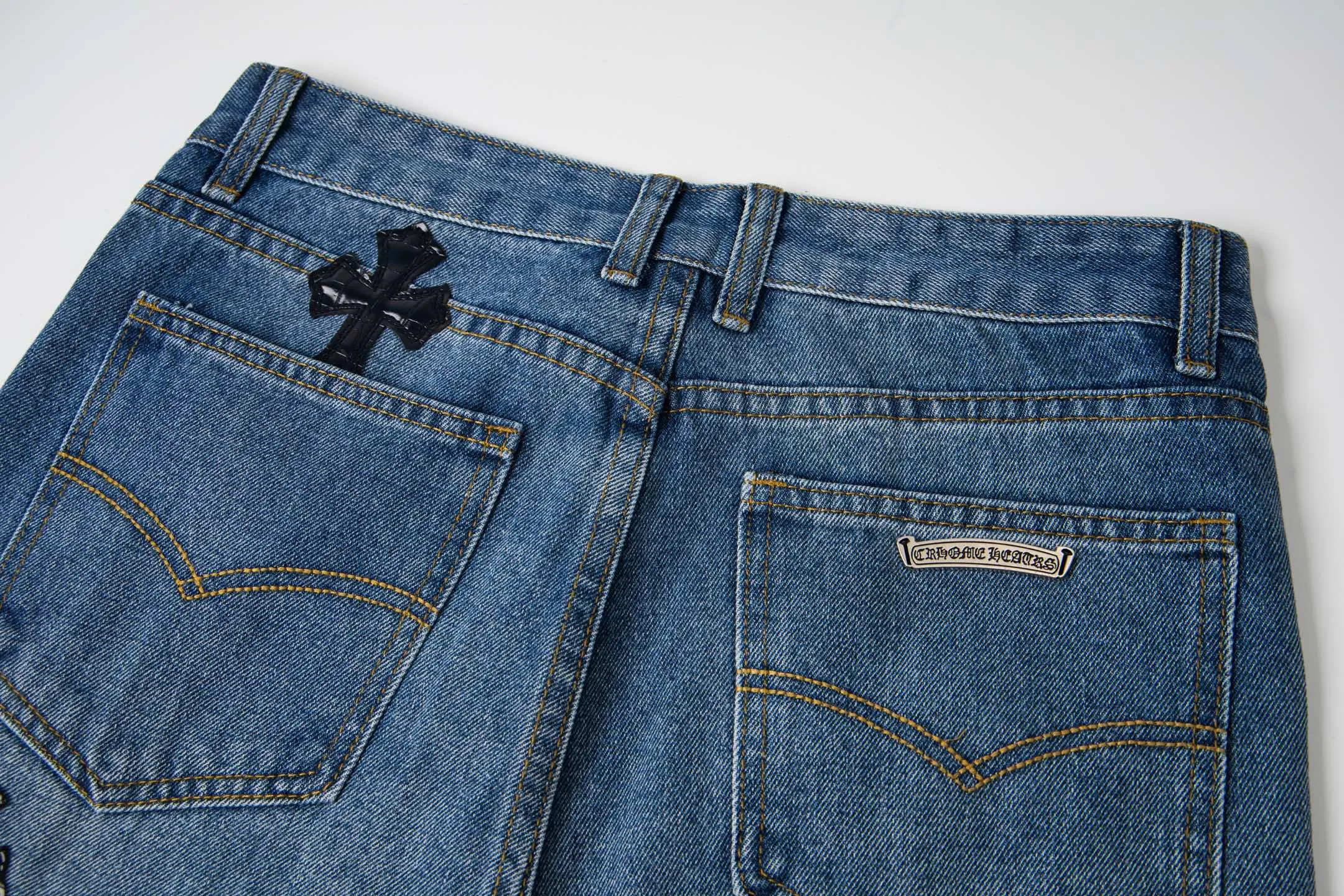 P240 Chrome hearts printed stitched black leather classic washed jeans. Really restores the ultimate vintage texture. Three-dimensional version. Loose and comfortable, not picky on the figure. Looks taller and slimmer. Factory precision. Original factory quality control. Same style for men and women. Can be matched. Versatile recommendation. Must-have jeans for all seasons. Fashionistas have been disappointed. From the quality selection of fabrics, the tailoring of details, and the matching of patterns, they are all impeccable! The upper body is so handsome when worn...it can be easily worn by men, women and children! The craftsmanship is made of heavy-duty washed pure cotton denim fabric. After washing, it is soft and thick. It is very stylish when worn on the body. Style number: 1760# Color: blue Size: 28 30 32 34 36